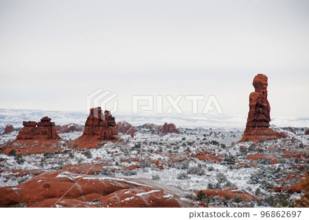 早春的科羅拉多高原，白雪皚皚的拱門國家公園，伊甸園區 96862697