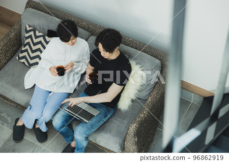 一對夫婦在沙發上放鬆 96862919
