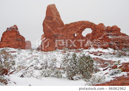早春科羅拉多高原暴風雪中的拱門國家公園伊甸園塔樓拱門 早春科羅拉多高原暴風雪中的拱門國家公園伊甸園塔樓拱門 96862962