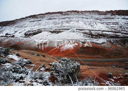 美國早春的科羅拉多高原，雪中的拱門國家公園入口 96862965