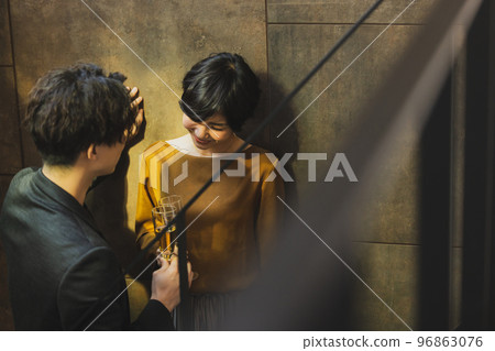 一對夫婦用香檳敬酒 一對夫婦用香檳敬酒 96863076