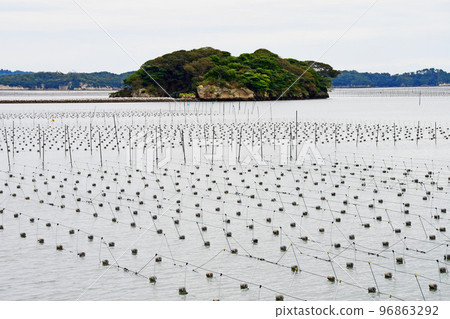 日本的三視圖：從福浦橋看海苔海苔農場和衝島島的高雲松島灣 96863292
