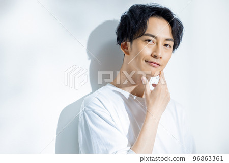 Man in white t-shirt 96863361