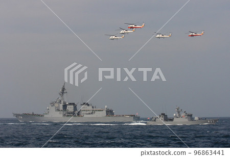 2009 年艦隊回顧:宙斯盾驅逐艦、導彈艇和五架巡邏直升機在空中 2009 年艦隊回顧:宙斯盾驅逐艦、導彈艇和五架巡邏直升機在空中 96863441