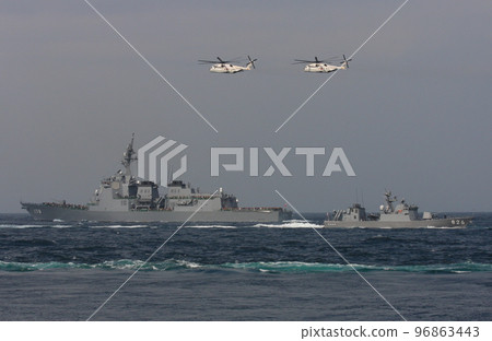 2009年艦隊回顧:兩架飛機組成的編隊:一艘宙斯盾驅逐艦、一艘導彈艇和一架掃雷直升機(已退役)在頭頂 2009年艦隊回顧:兩架飛機組成的編隊:一艘宙斯盾驅逐艦、一艘導彈艇和一架掃雷直升機(已退役)在頭頂 96863443