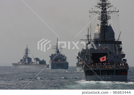 Fleet review in 2009: Self-defense ship turning left from single line, front test ship ASE-6102 Asuka 96863444
