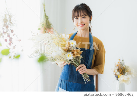拿著花束的圍裙的女人 96863462