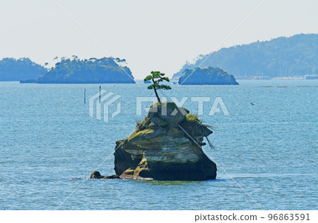 One of Japan's three most scenic spots, Matsushima Bay in fine weather, and Sengan Island seen from the Fukuurajima observatory 96863591