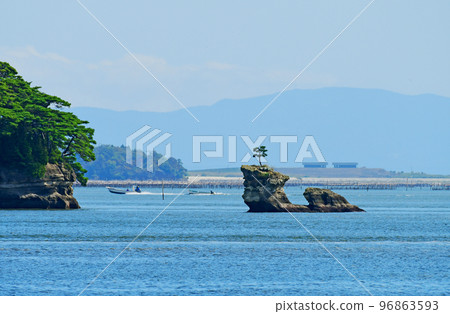 日本三大名勝之一,天氣好的時候從松島灣西海岸的波內浜公園看到的仙岩島 日本三大名勝之一,天氣好的時候從松島灣西海岸的波內浜公園看到的仙岩島 96863593