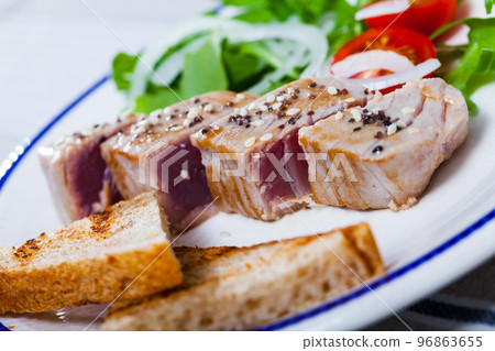 Slices of tuna fillet Tataki 96863655