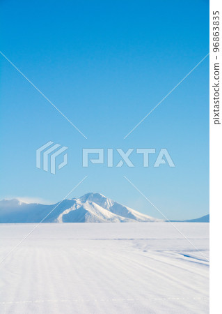 雪原，雪山和藍天（十勝岳） 96863835