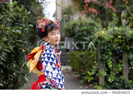 A 7-year-old girl who looks good with Japanese hair Shichi-go-san 96864603