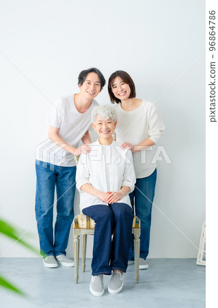 一位老年婦女和她的家庭影樓影樓的紀念照 一位老年婦女和她的家庭影樓影樓的紀念照 96864786