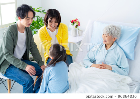 一家人探訪老年住院病人 96864836