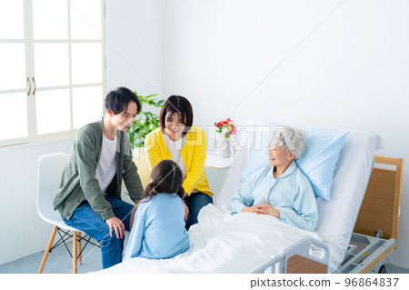 A family visiting an elderly inpatient 96864837