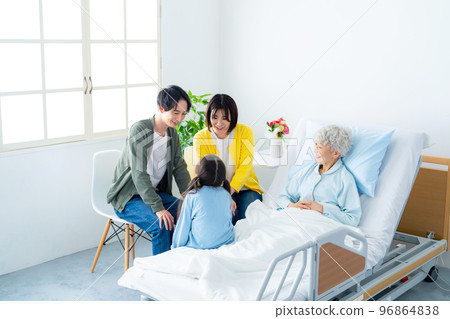 一家人探訪老年住院病人 96864838