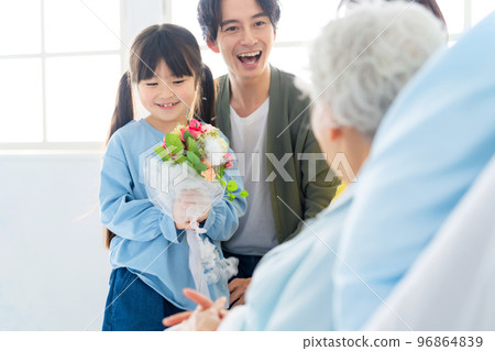 A family visiting an elderly inpatient A family visiting an elderly inpatient 96864839