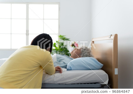 一個照顧老人的女人照顧者疲勞 96864847