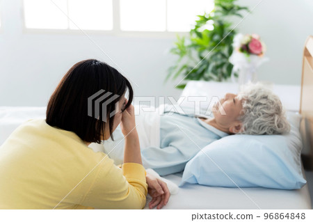 一個照顧老人的女人照顧者疲勞 96864848