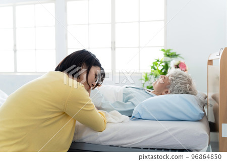 一個照顧老人的女人照顧者疲勞 一個照顧老人的女人照顧者疲勞 96864850