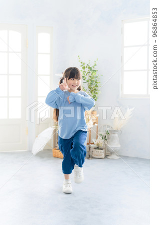 女孩跳舞 96864853