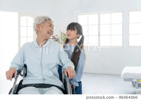 一個女孩拜訪坐輪椅的老人 96864866