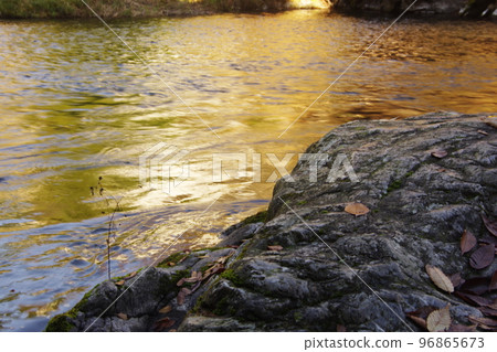 流淌著秋色的多摩川 流淌著秋色的多摩川 96865673