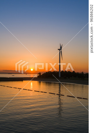 Wind turbines and sunset seen from Shinmaiko Fine Bridge (Shimmaiko, Chita City, Aichi Prefecture) Wind turbines and sunset seen from Shinmaiko Fine Bridge (Shimmaiko, Chita City, Aichi Prefecture) 96866202