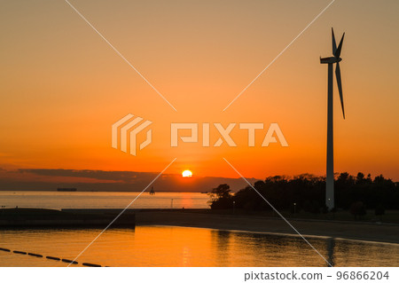 從新舞子精品橋看到的風力渦輪機和日落(愛知縣知多市新舞子) 從新舞子精品橋看到的風力渦輪機和日落(愛知縣知多市新舞子) 96866204