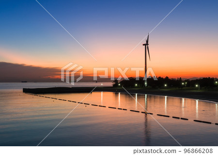 從新舞子精品橋（愛知縣知多市新舞子）看到的夕陽下的風力渦輪機 96866208