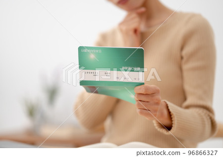 存摺擔心的女人 96866327