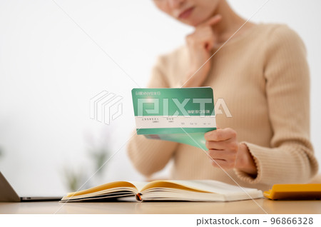 存摺擔心的女人 96866328