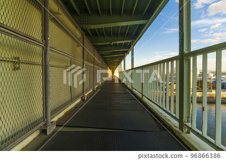 Taisho Ward: Pedestrian/bicycle lane under the Hanshin Expressway Nishi-Osaka Line bridge in Kizugawa 96866386