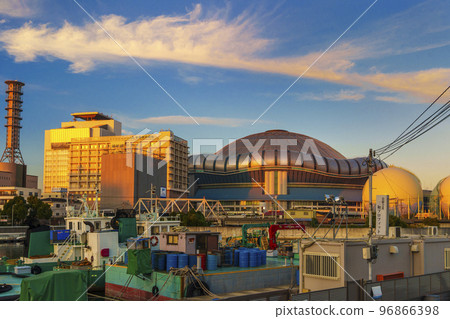 Sunset view of Kyocera Dome Osaka across the Shirinashi River Sunset view of Kyocera Dome Osaka across the Shirinashi River 96866398