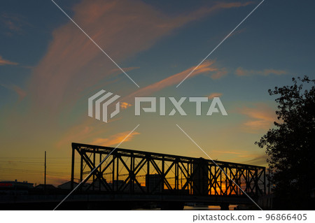 大阪環狀線岩崎運河橋黃昏剪影 96866405