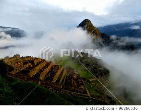 烏雲籠罩的馬丘比丘遺址 96866530