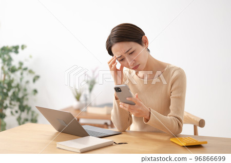 智能手機擔心的女人 96866699