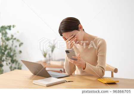 Smartphone worried woman Smartphone worried woman 96866705