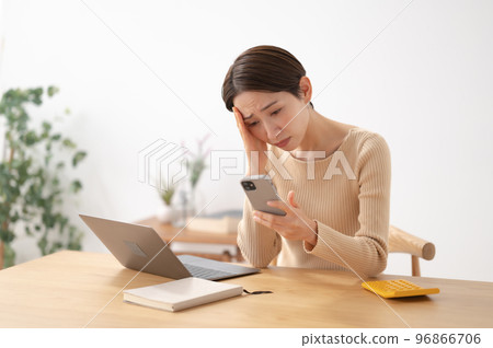 智能手機擔心的女人 96866706