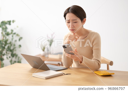 智能手機擔心的女人 96866707