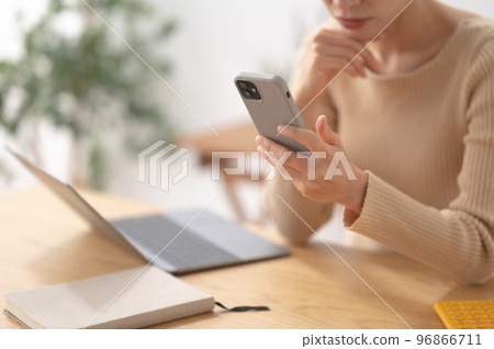 Smartphone worried woman Smartphone worried woman 96866711