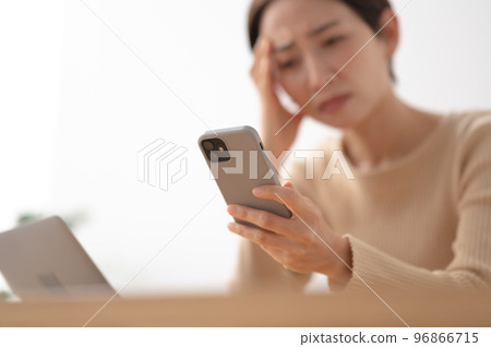 Smartphone worried woman Smartphone worried woman 96866715