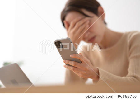 智能手機擔心的女人 96866716
