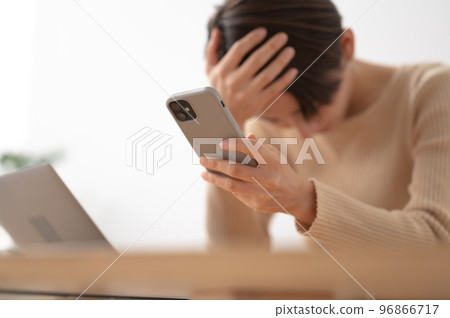 Smartphone worried woman Smartphone worried woman 96866717