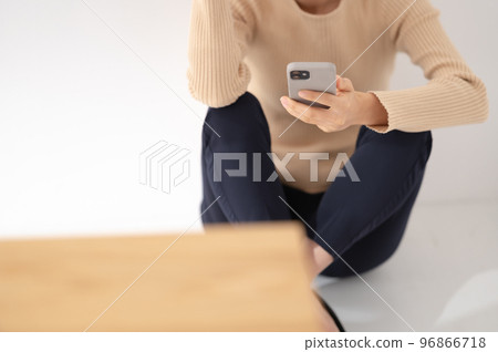 Smartphone worried woman 96866718