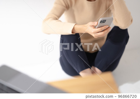 智能手機擔心的女人 96866720