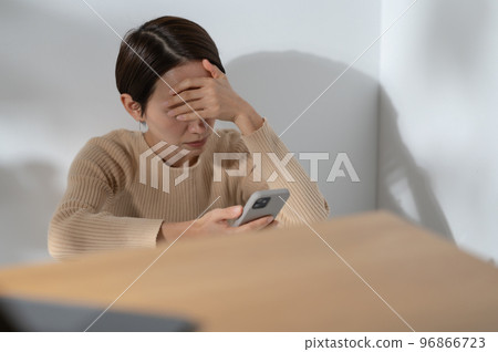 Smartphone worried woman Smartphone worried woman 96866723