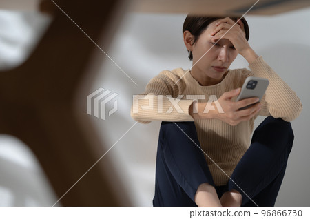 Smartphone worried woman 96866730