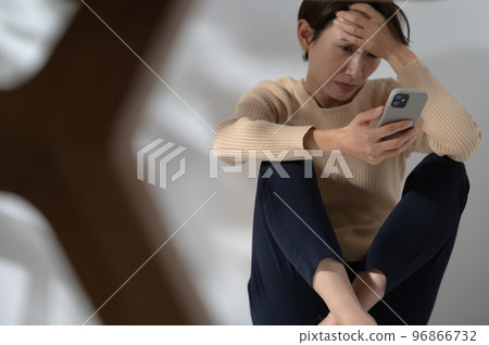 Smartphone worried woman Smartphone worried woman 96866732