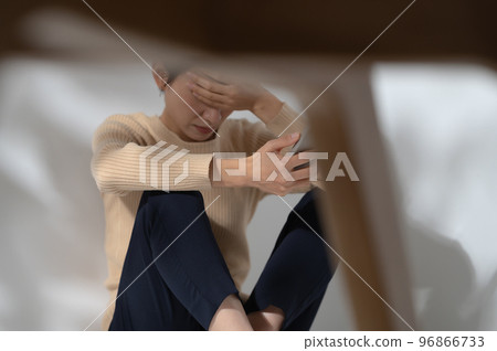 Smartphone worried woman Smartphone worried woman 96866733